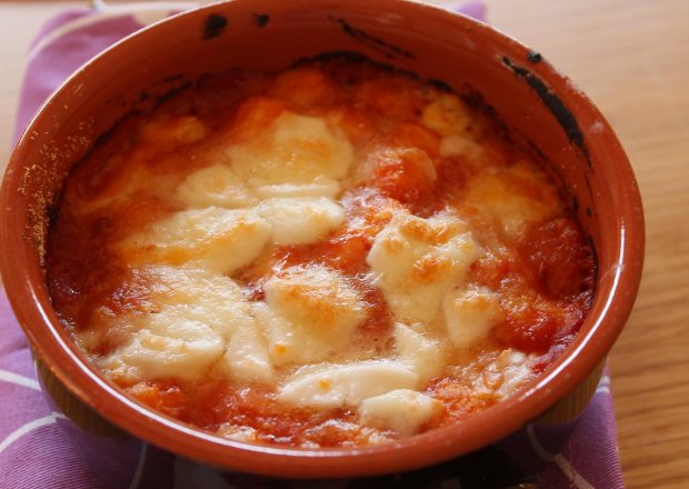 Fotografia przedstawiająca Gnocchi zapiekane w pomidorach pod mozzarellą