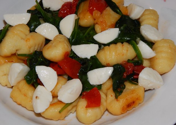 Fotografia przedstawiająca Gnocchi ze szpinakiem, mozzarellą i pomidorkami cherry