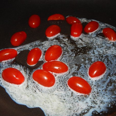Krok 1 - Gnocchi ze szpinakiem, mozzarellą i pomidorkami cherry foto