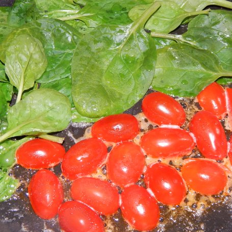 Krok 2 - Gnocchi ze szpinakiem, mozzarellą i pomidorkami cherry foto