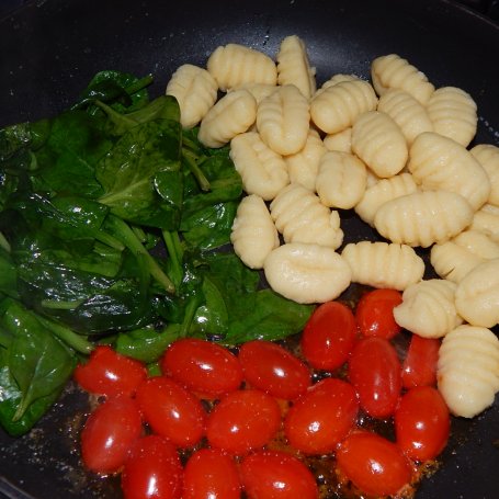Krok 3 - Gnocchi ze szpinakiem, mozzarellą i pomidorkami cherry foto