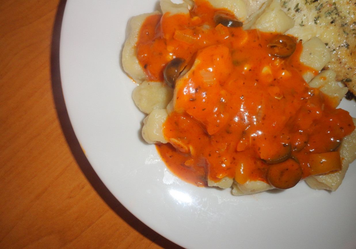 Gnocchi ziemniaczane z sosem pomidorowym z czarnymi oliwkami foto