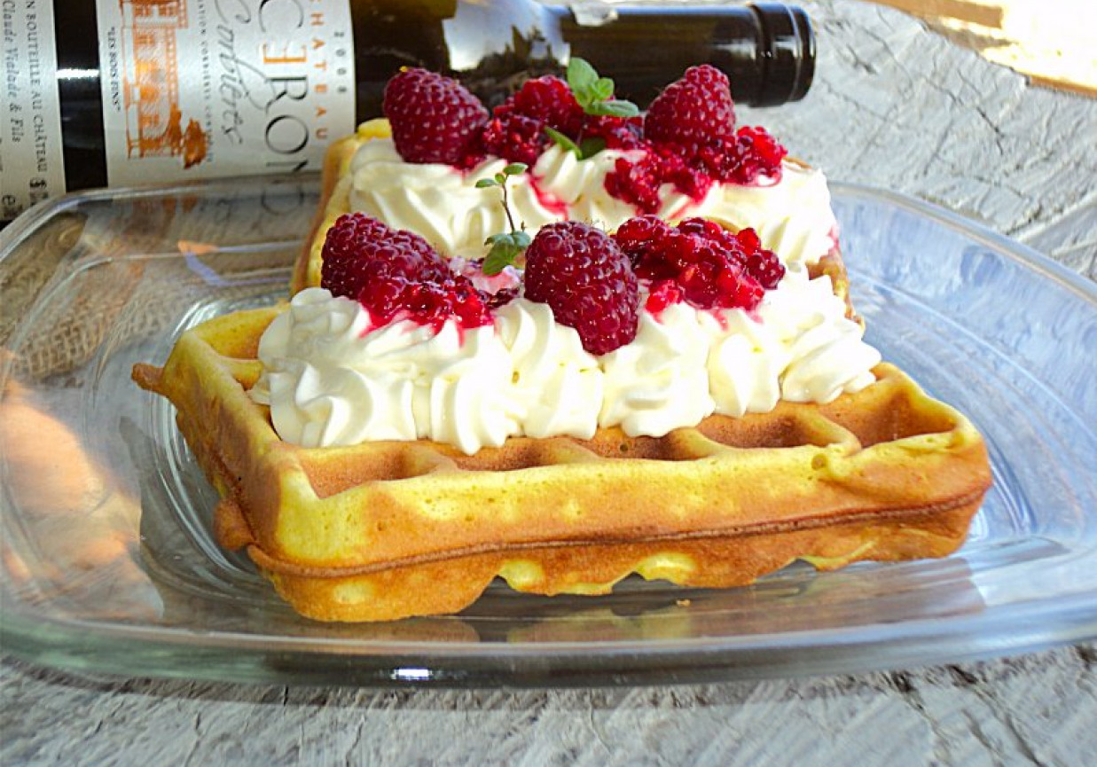 Gofr Z Bita Smietana I Owocami Kcal Gofry z bitą śmietaną i sosem malinowym - DoradcaSmaku.pl