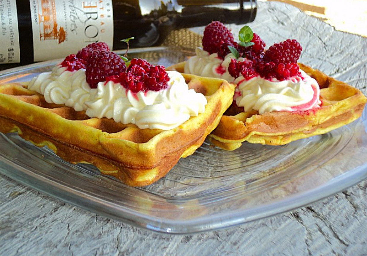 Gofr Z Bita Smietana I Owocami Kcal Gofry z bitą śmietaną i sosem malinowym - DoradcaSmaku.pl