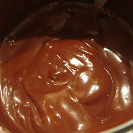Krok 7 - Gofry z bitą śmietaną, wiśniami i czekoladą foto
