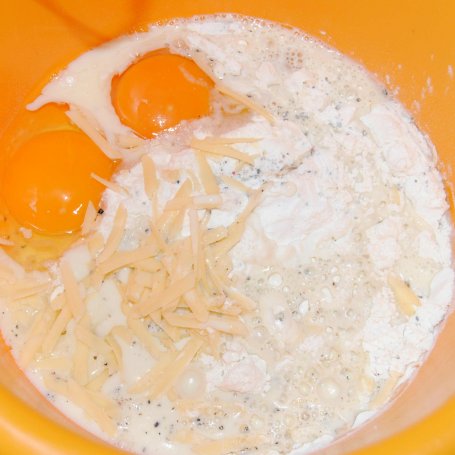 Krok 3 - Gofry z pokrzywą i jajkiem sadzonym foto