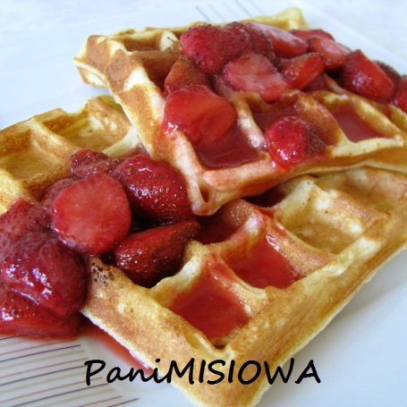 Krok 7 - Gofry ze smażonymi truskawkami foto