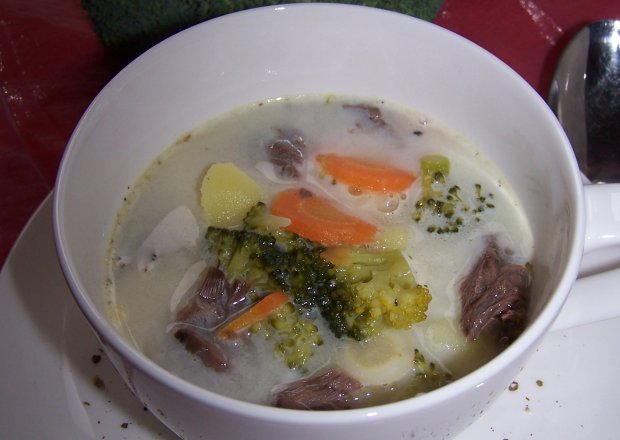 Fotografia przedstawiająca Gołąbek, ziemniaki i brokuł, czyli nawet treściwa zupa