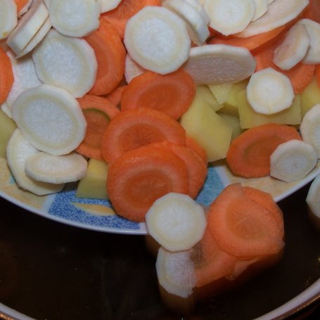 Krok 2 - Gołąbek, ziemniaki i brokuł, czyli nawet treściwa zupa  foto