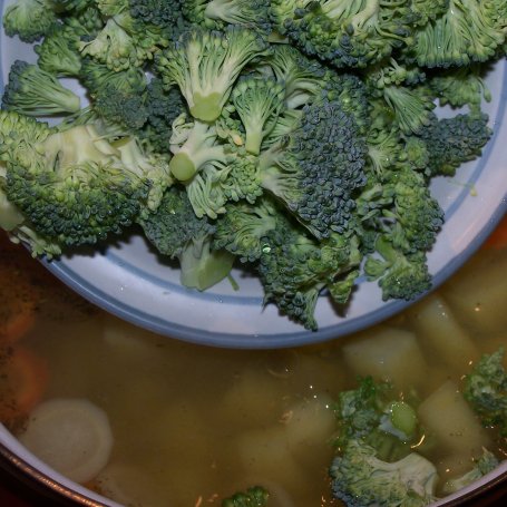 Krok 3 - Gołąbek, ziemniaki i brokuł, czyli nawet treściwa zupa  foto