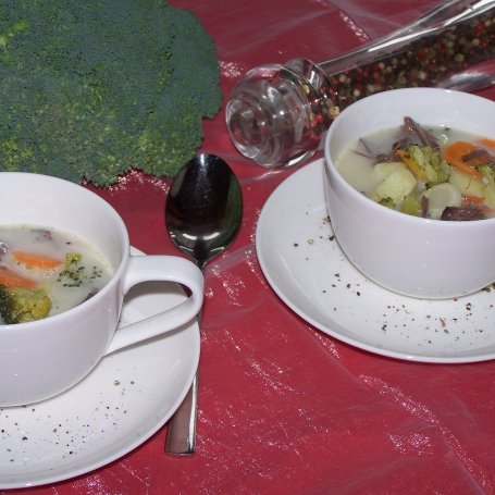Krok 4 - Gołąbek, ziemniaki i brokuł, czyli nawet treściwa zupa  foto