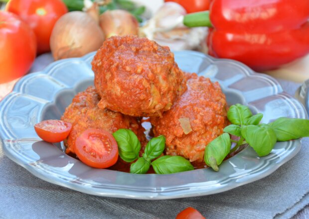 Fotografia przedstawiająca Gołąbki bez zawijania w sosie pomidorowo-paprykowym