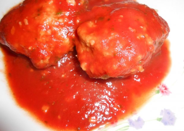 Fotografia przedstawiająca Gołąbki bez zawijania w sosie pomidorowym z bazylią