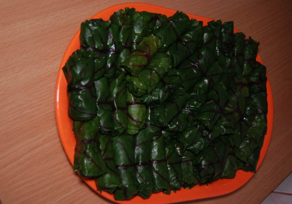 Gołąbki w liściach botwinki gotowane na parze foto