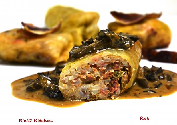Fotografia przedstawiająca Gołąbki w liściach kiszonej kapusty z sosem grzybowym