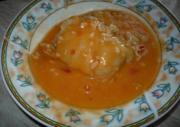 Fotografia przedstawiająca gołąbki w sosie pomidorowym
