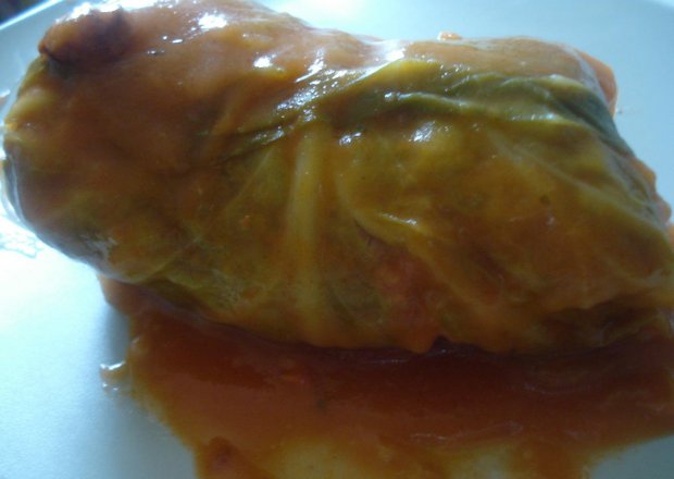 Fotografia przedstawiająca Gołąbki wegetariańskie w sosie pomidorowo- śmietanowym