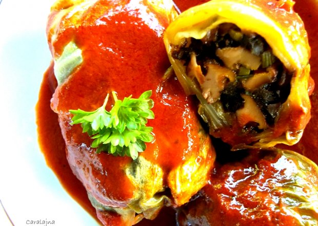 Fotografia przedstawiająca gołąbki wegetariańskie z czarnym ryżem i grzybami