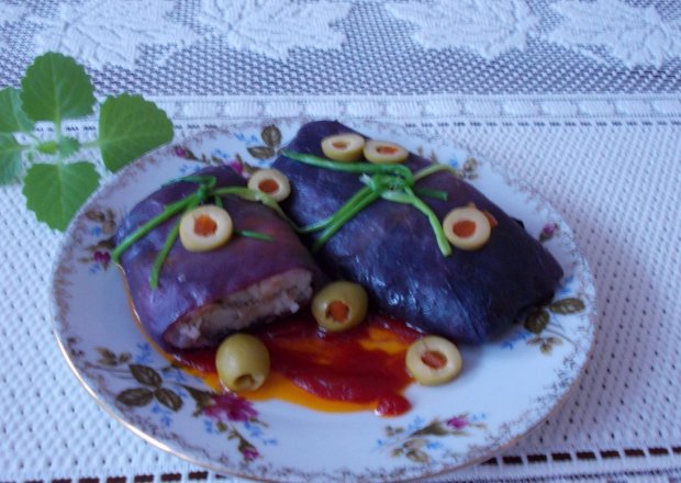 Fotografia przedstawiająca Gołąbki z czerwonej kapusty z ryżem, pieczarkami i oliwkami.