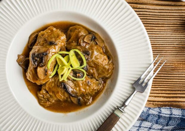 Fotografia przedstawiająca Gołąbki z grzybami leśnymi