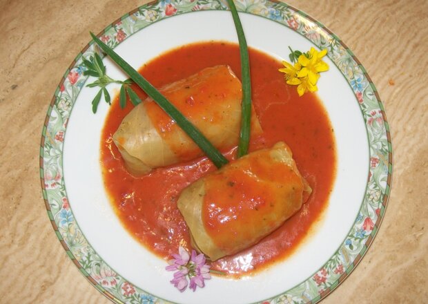 Fotografia przedstawiająca Gołąbki z indykiem w pomidorowym sosie