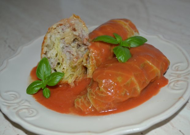 Fotografia przedstawiająca Gołąbki z kapusty włoskiej w sosie pomidorowym