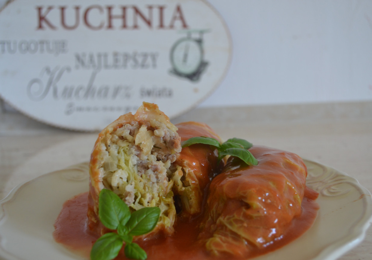 Gołąbki z kapusty włoskiej w sosie pomidorowym foto
