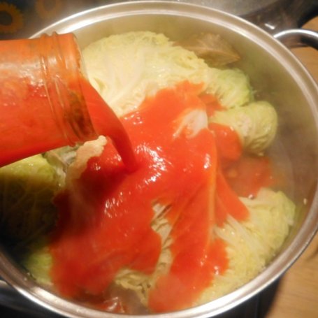Krok 6 - Gołąbki z kapusty włoskiej z kaszą owsianą w pomidorowym sosie. foto