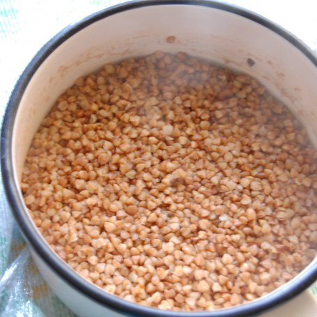 Krok 4 - Gołąbki z kaszą gryczaną i pieczarkami foto