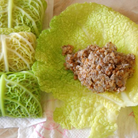 Krok 9 - Gołąbki z kaszą gryczaną i pieczarkami foto