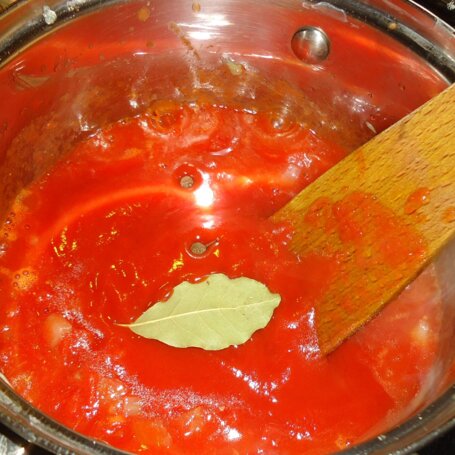 Krok 2 - Gołąbki z kaszą, grzybami i sosem pomidorowym foto
