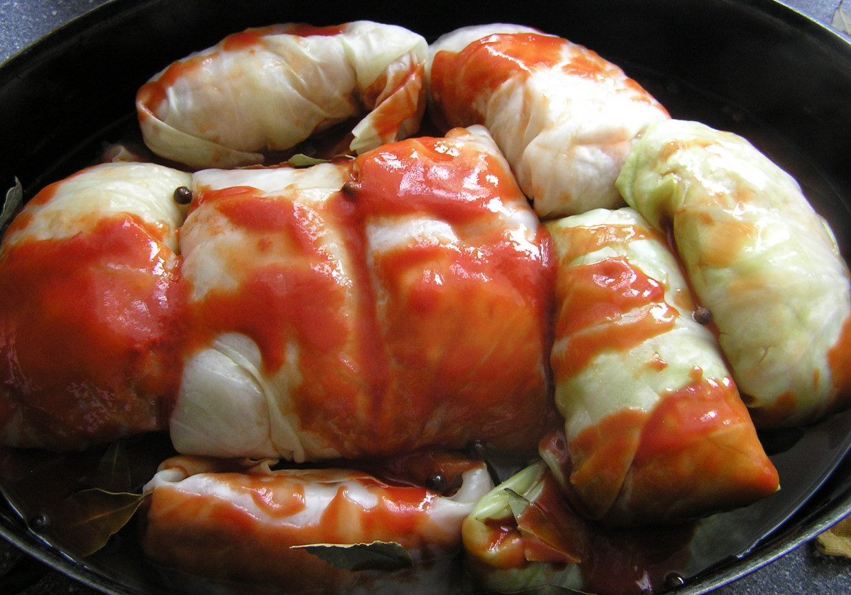 Gołąbki z mięsem mielonym, ryżem i grzybami w sosie pomidorowym foto