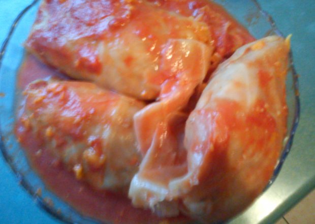 Fotografia przedstawiająca Gołąbki z mięskiem mielonym i sosem pomidorowym