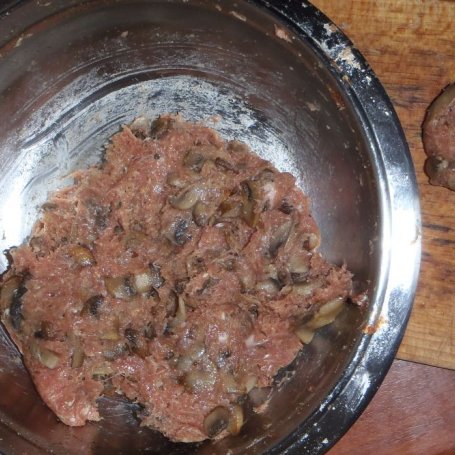 Krok 2 - Gołąbki z młodej kapusty z mięsem i pieczarrkami. foto