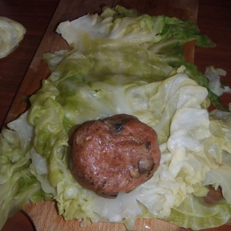 Krok 3 - Gołąbki z młodej kapusty z mięsem i pieczarrkami. foto