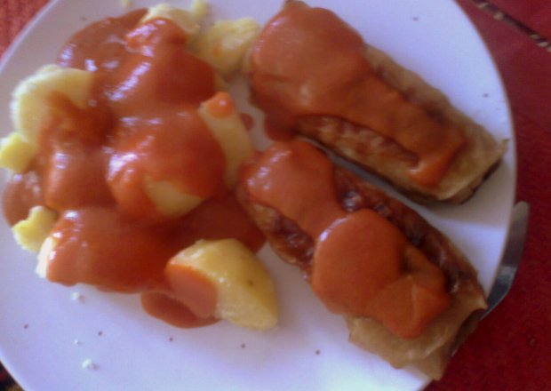 Fotografia przedstawiająca Gołąbki z sosem pomidorowym i kartoflami