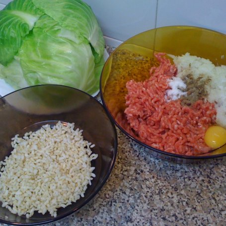 Krok 1 - Gołąbki z wołowiną i brązowym ryżem w sosie pomidorowo-śmietankowym foto