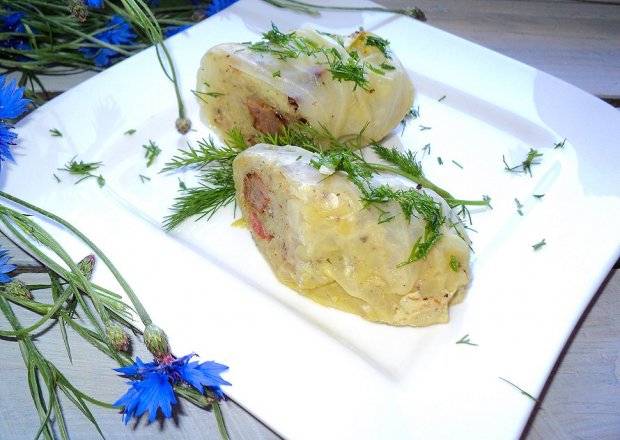 Fotografia przedstawiająca Gołąbki z ziemniakami ,cebulką i boczkiem