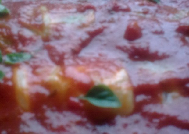 Fotografia przedstawiająca Gołąbki ze szpinakiem i gorgonzolą w  pikantnym sosie pomidorowym