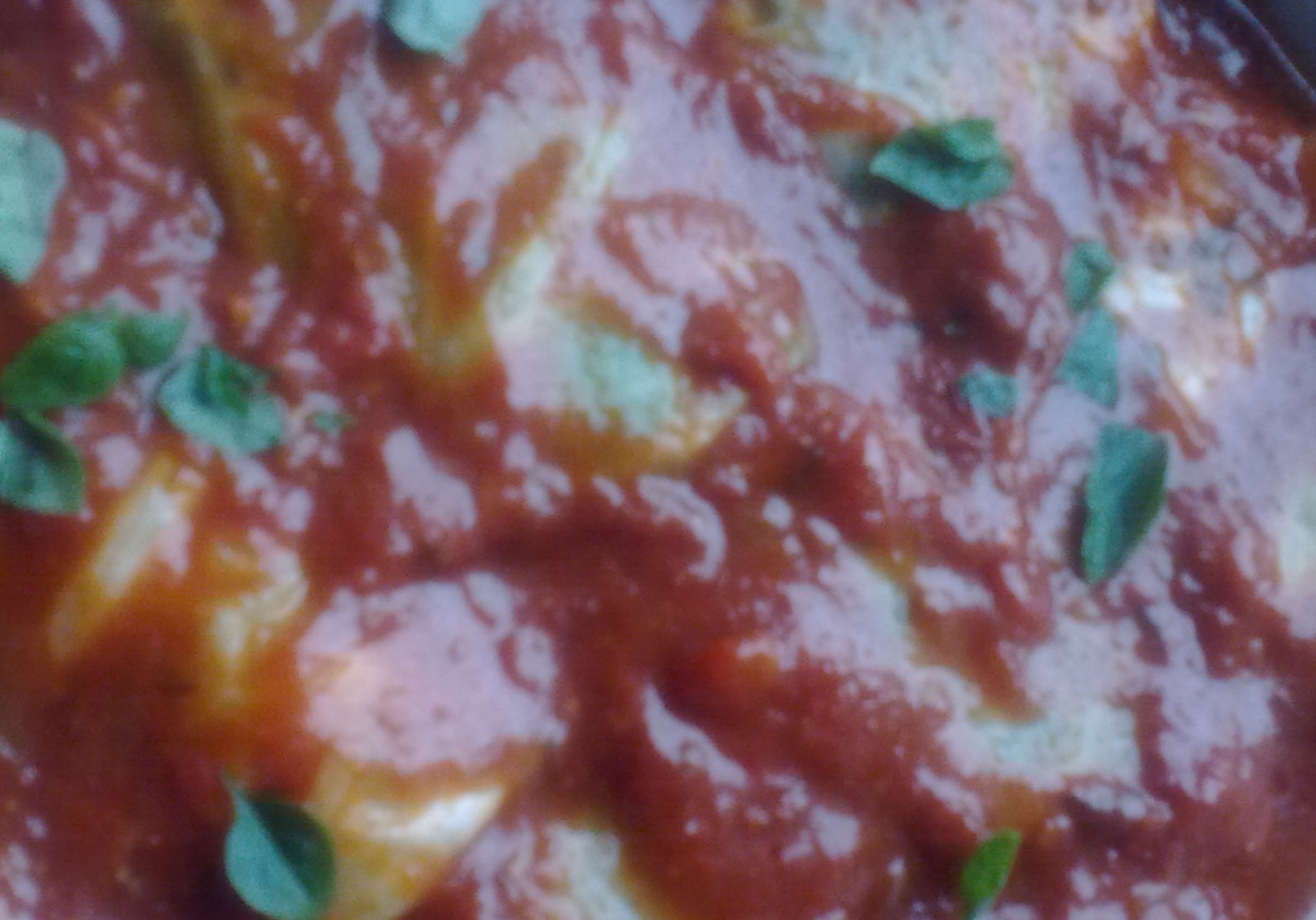 Gołąbki ze szpinakiem i gorgonzolą w  pikantnym sosie pomidorowym foto