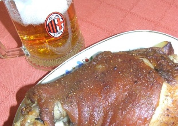 Fotografia przedstawiająca golonka pieczona w piwie