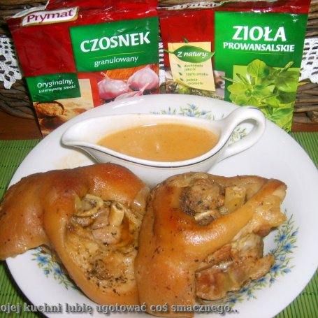 Krok 6 - golonka prowansalsko czosnkowa w cebulowym sosie... foto