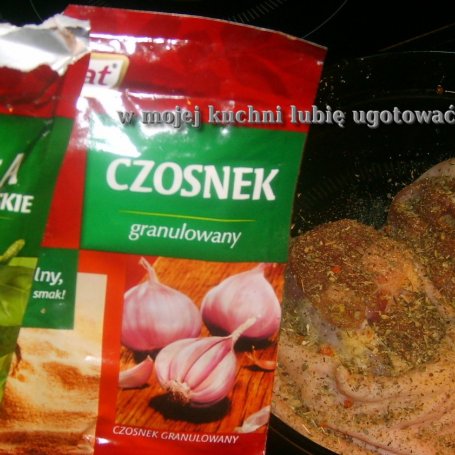 Krok 1 - golonka prowansalsko czosnkowa w cebulowym sosie... foto