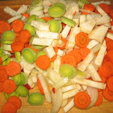 Krok 2 - Golonka wieprzowa pieczona w warzywach foto