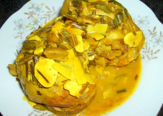 Fotografia przedstawiająca golonki indycze w sosie curry...