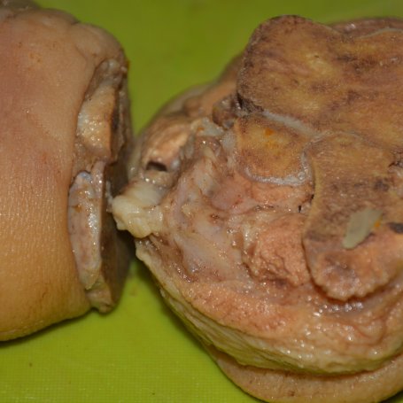 Krok 2 - Golonki pieczone z piwem foto