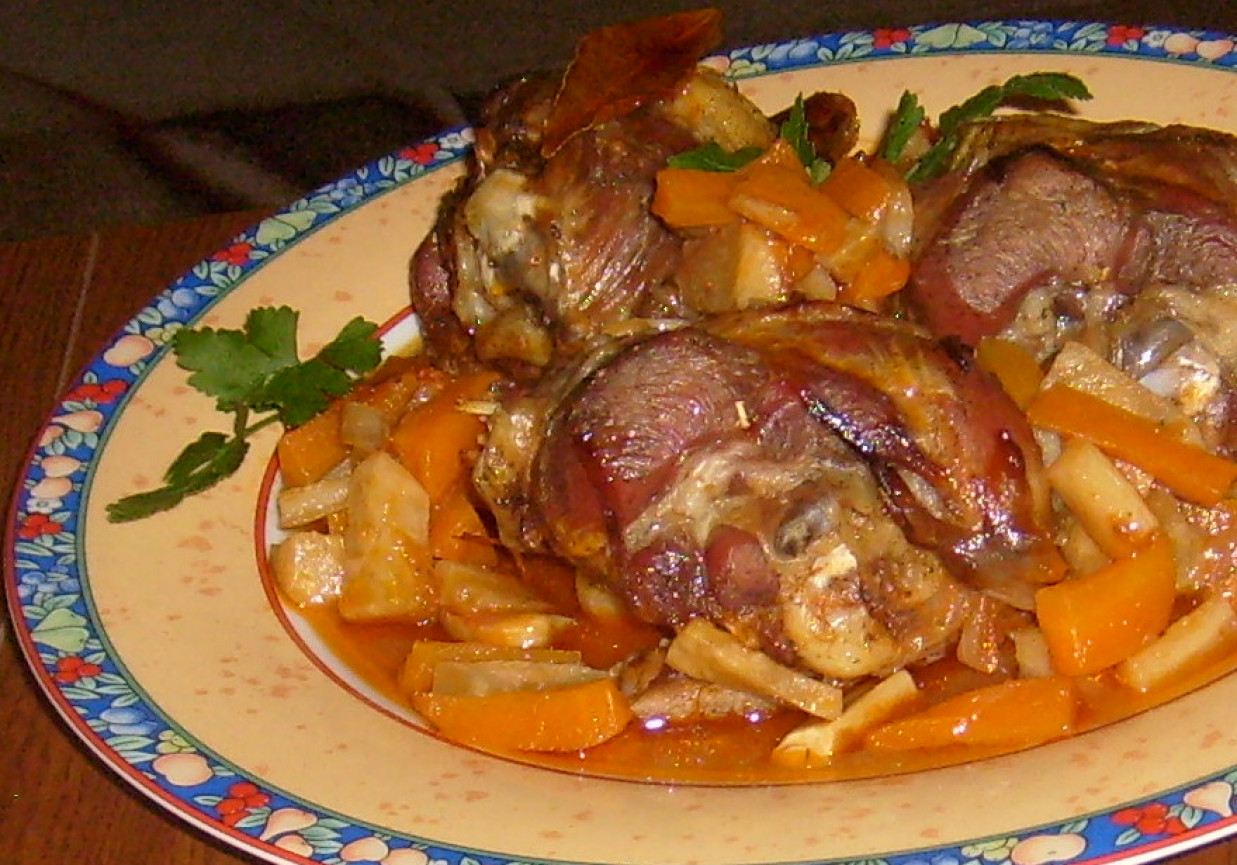 Golonki z indyka w warzywach foto