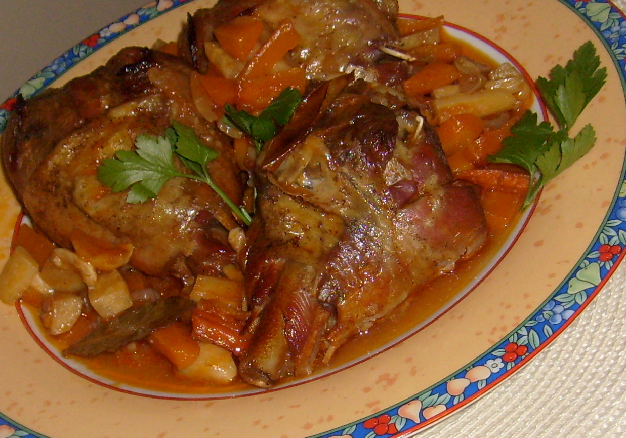 Golonki z indyka w warzywach foto