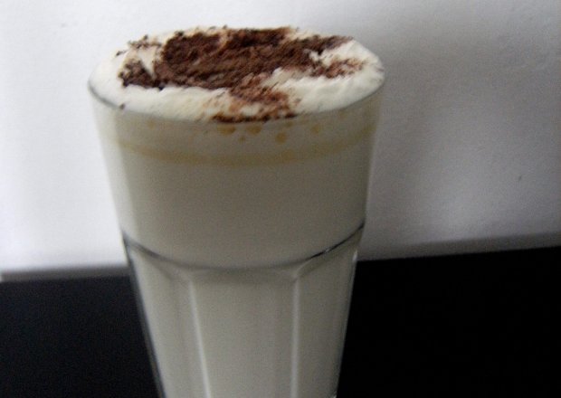Fotografia przedstawiająca Gorąca biała czekolada z bitą śmietaną