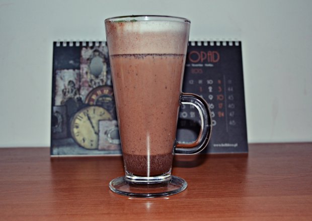 Fotografia przedstawiająca Gorace kakao z cynamonem i miodem